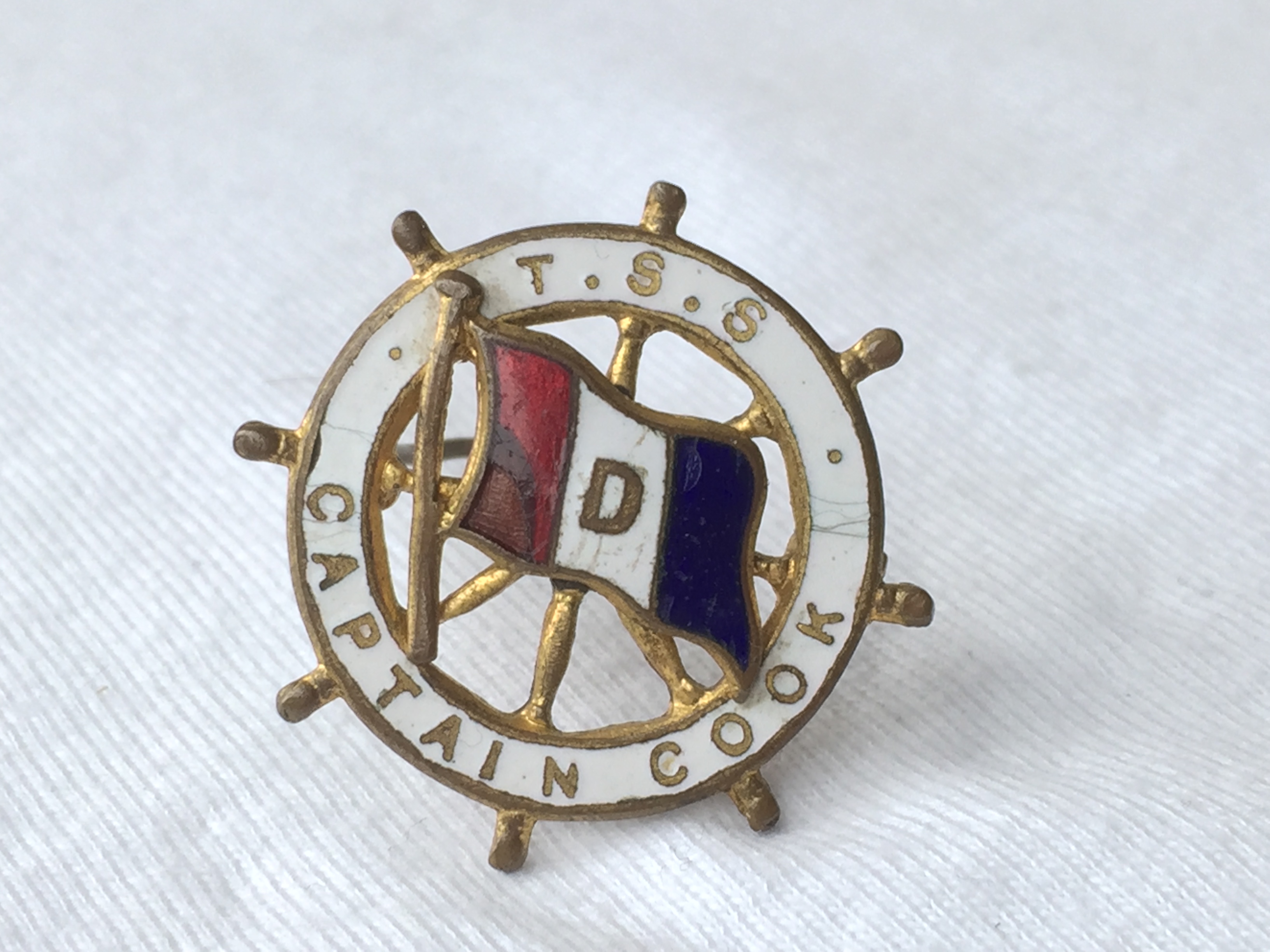 LAPEL PIN BADGE FROM THE DONALDSON LINE VESSEL THE TSS CAPTAIN COOK     