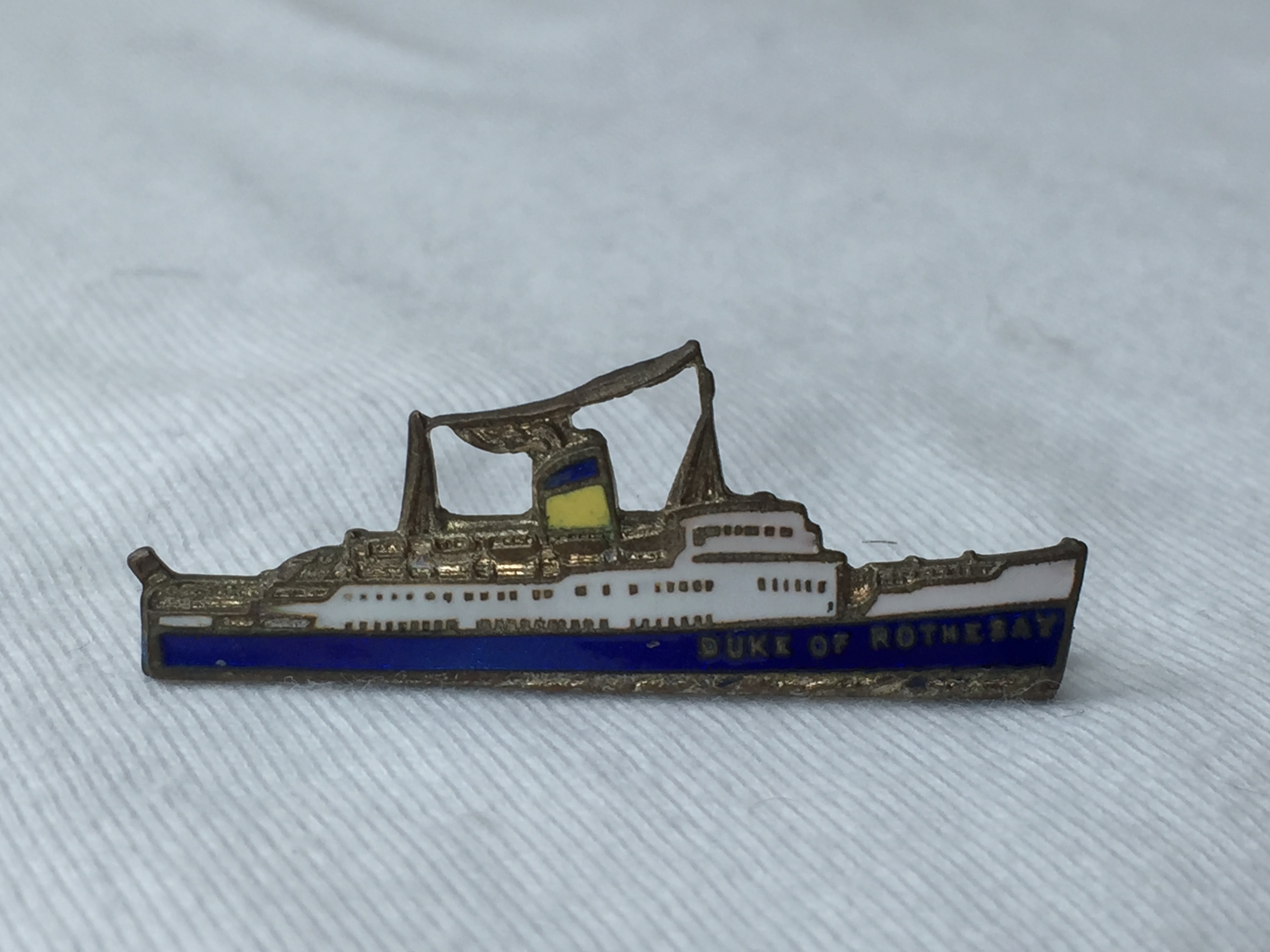 SHIP SHAPE LAPEL PIN FROM THE FISHGUARD-ROSSLAKE FERRY CROSSING VESSEL THE DUKE OF ROTHESAY