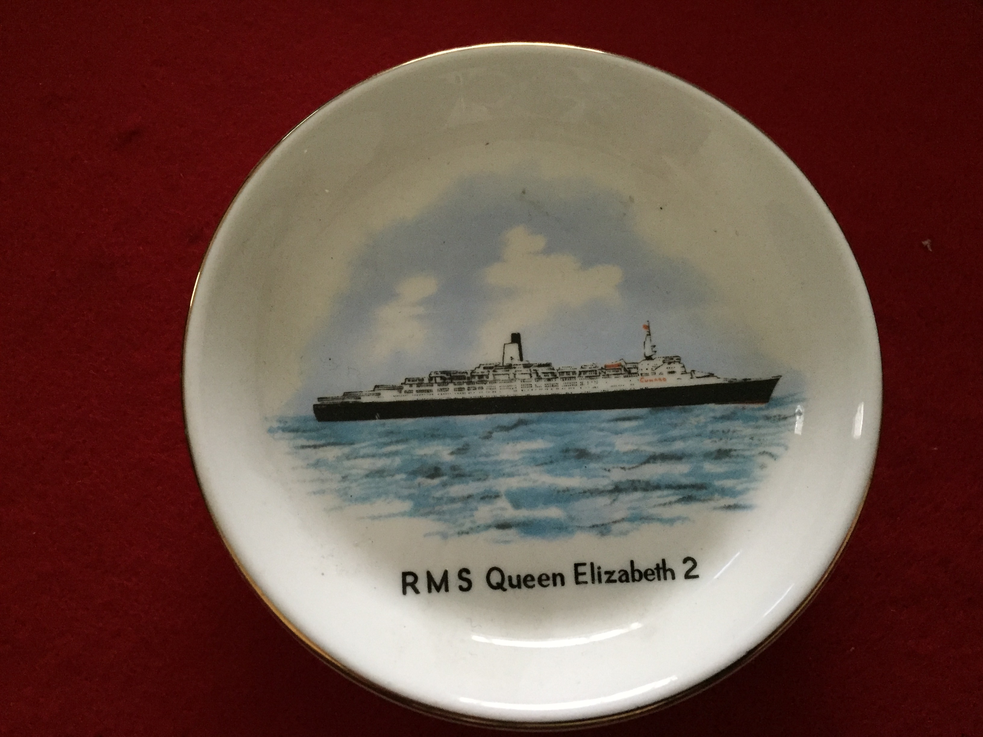 SOUVENIR DISH FROM THE CUNARD LINE VESSEL THE QUEEN ELIZABETH 2