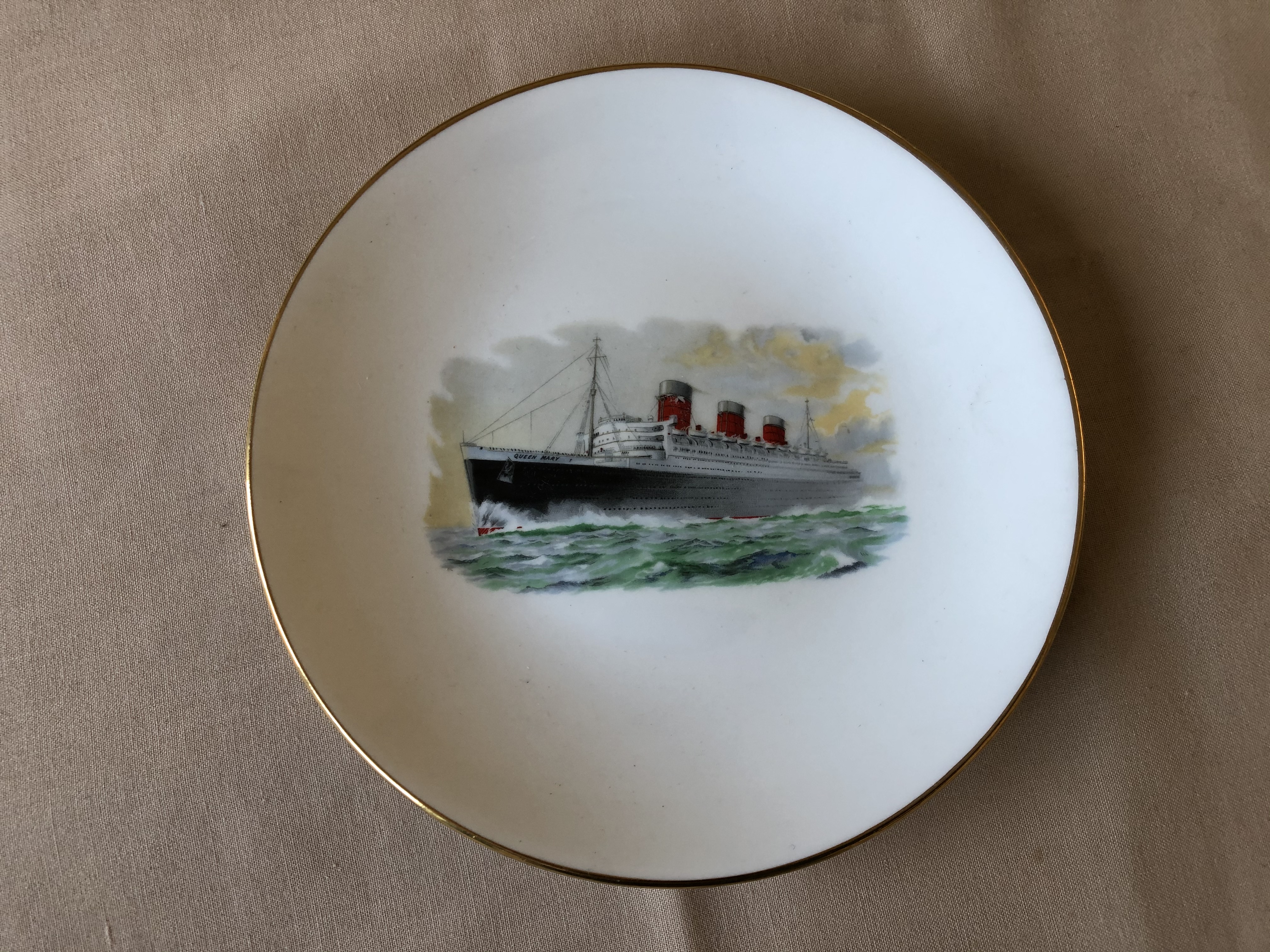 EARLY SOUVENIR PICTURE PLATE OF THE FAMOUS VESSEL THE QUEEN MARY