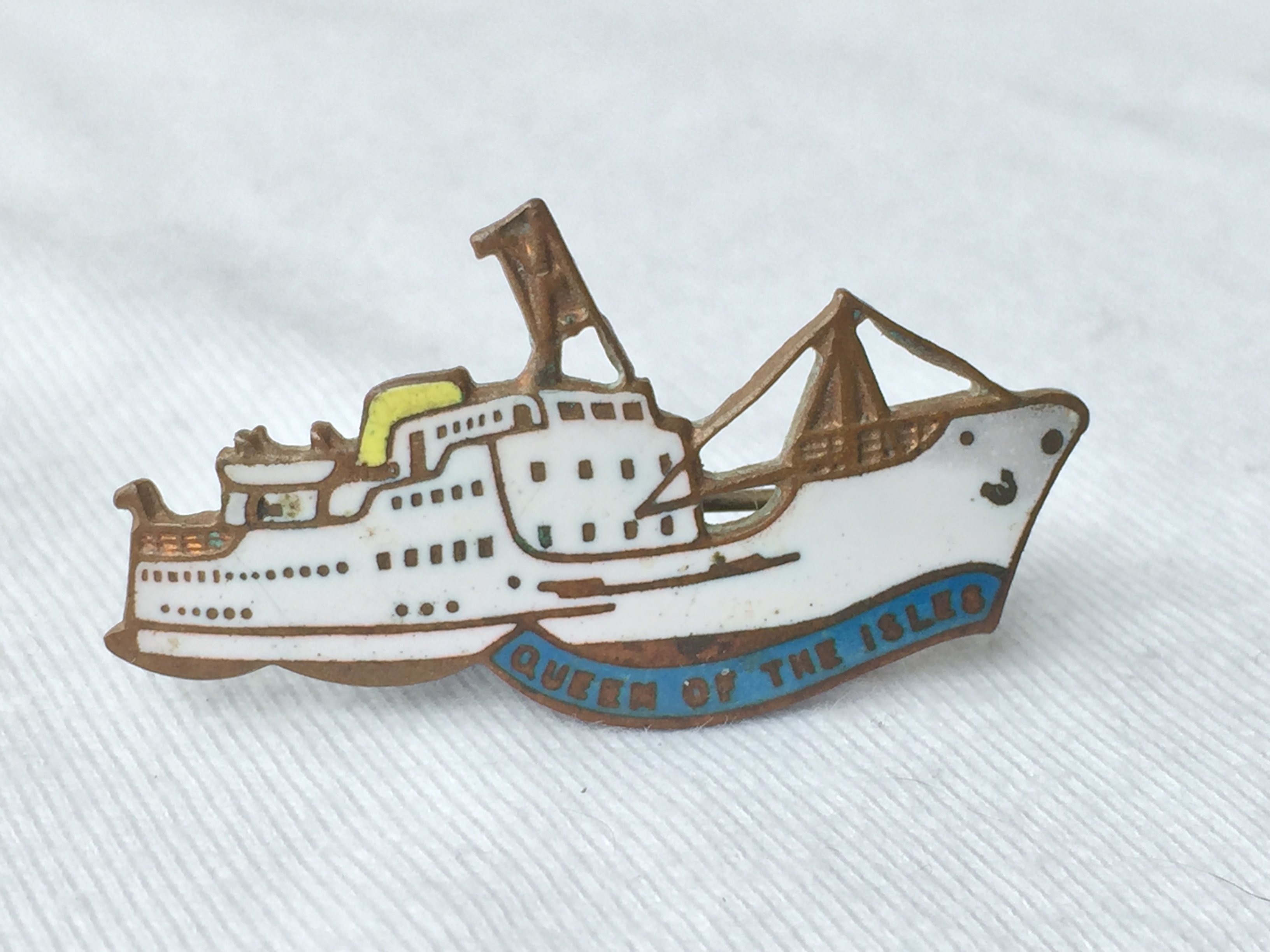 SHIP SHAPE LAPEL PIN FROM THE FERRY CROSSING SERVICE VESSEL THE QUEEN OF THE ISLES