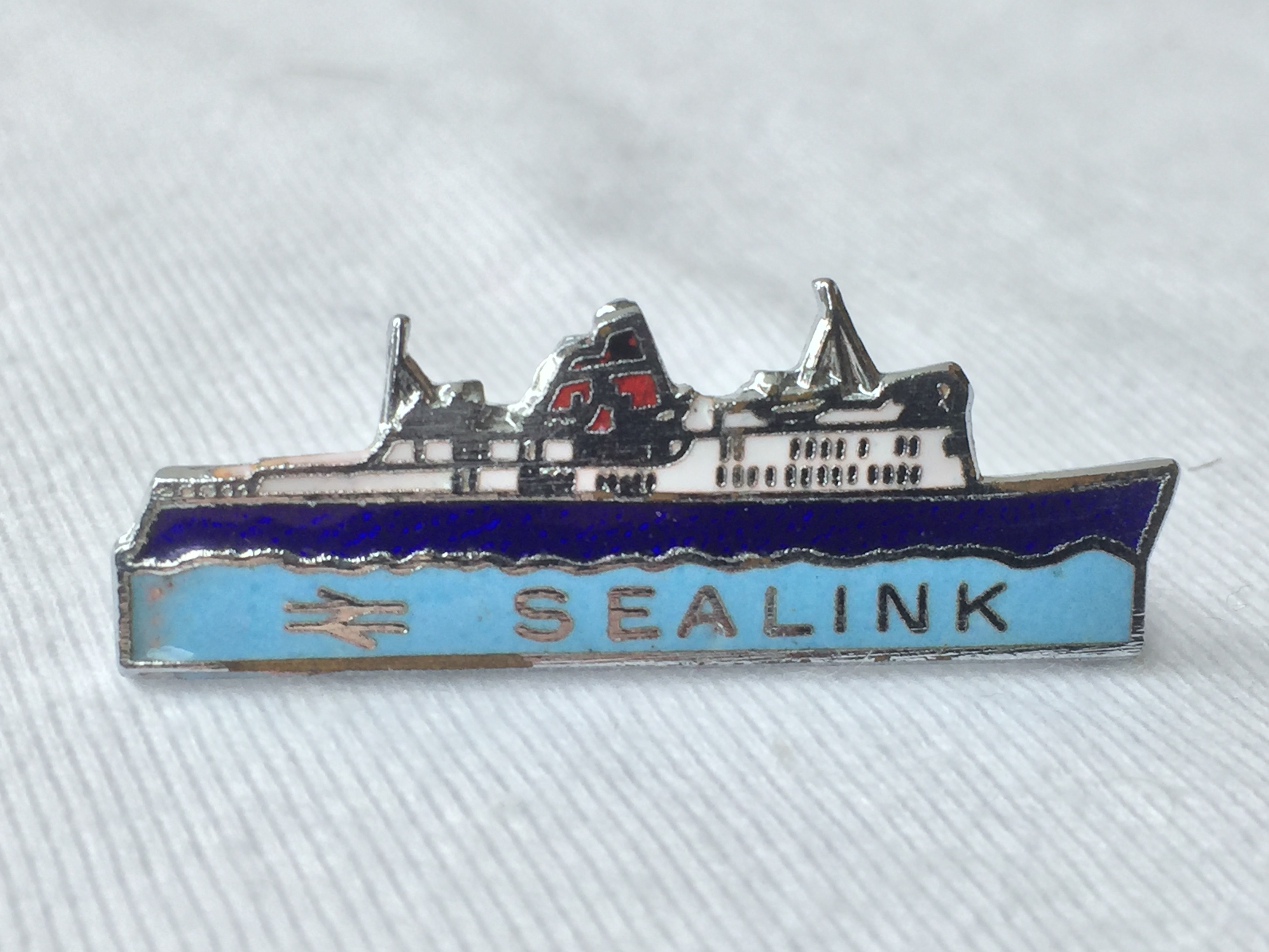 SHIP SHAPE LAPEL PIN FROM THE SEALINK FERRY CROSSING SERVICE 
