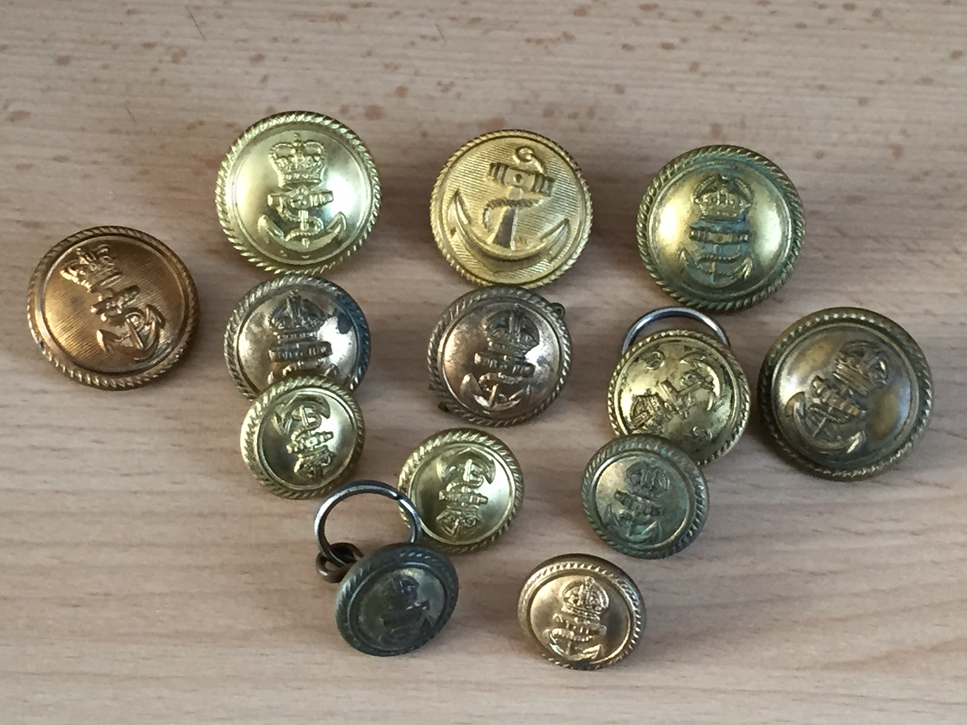 SELECTION OF DIFFERENT SIZED ROYAL NAVAL BUTTONS