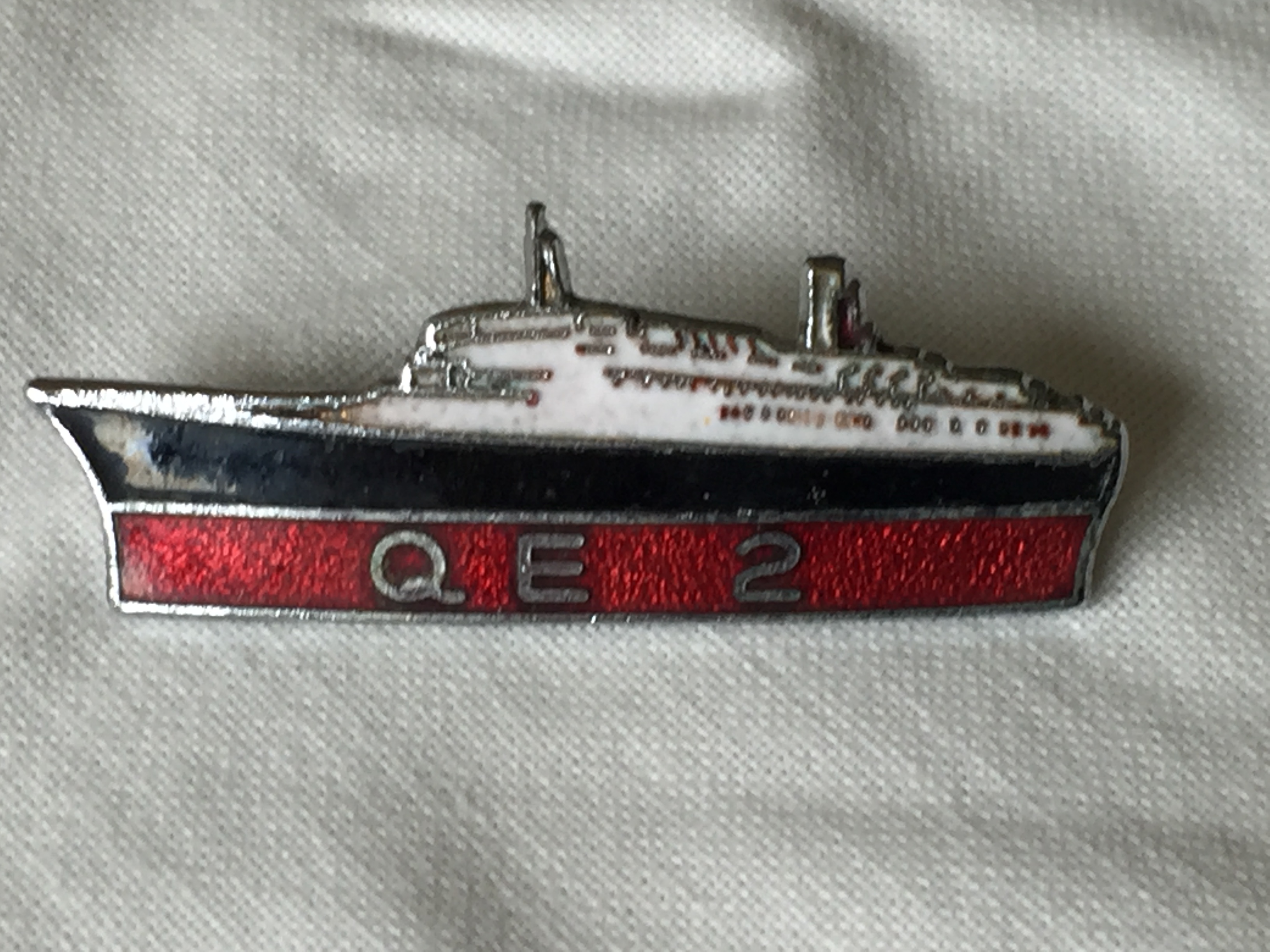 SHIPE SHAPE LAPEL PIN FROM THE CUNARD LINE VESSEL THE QE2
