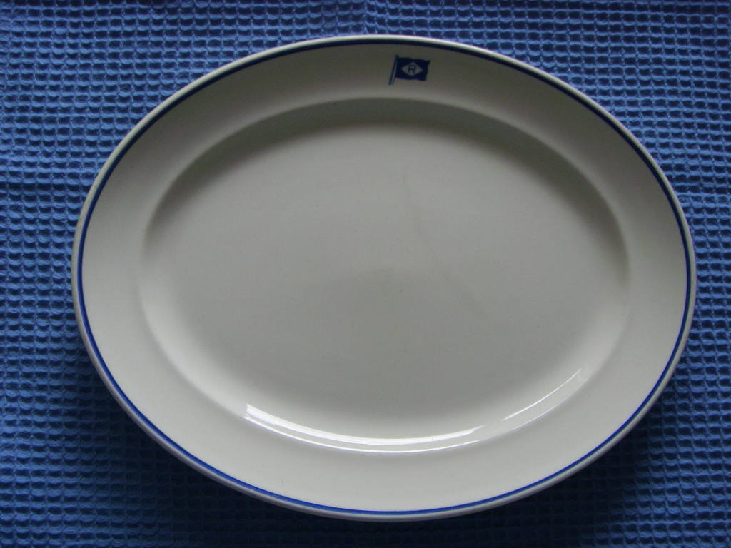 SUPERB OVAL SHAPE DINNER SERVING PLATE FROM THE EINAR RASMUSSEN LINE OF NORWAY