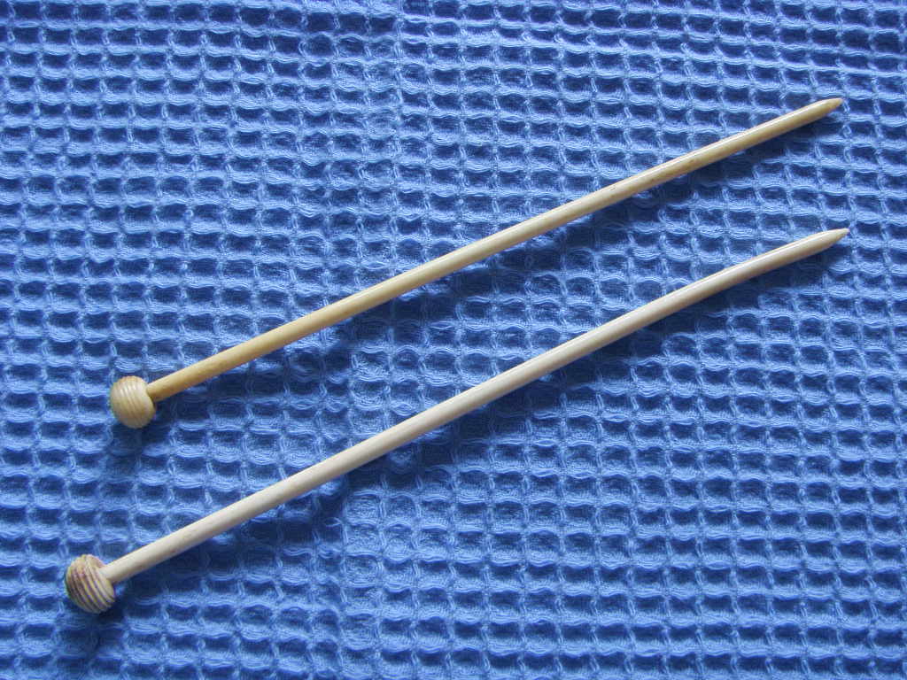 SMALL SIZED PAIR OF BONE/IVORY CARVED KNITTING NEEDLES