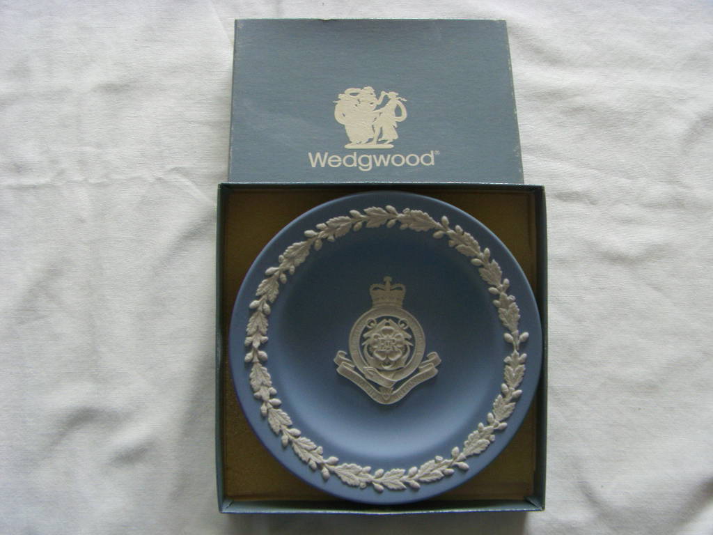 FABULOUS ROUND WEDGEWOOD SOUVENIR FROM THE VESSEL THE ROYAL YACHT BRITANNIA