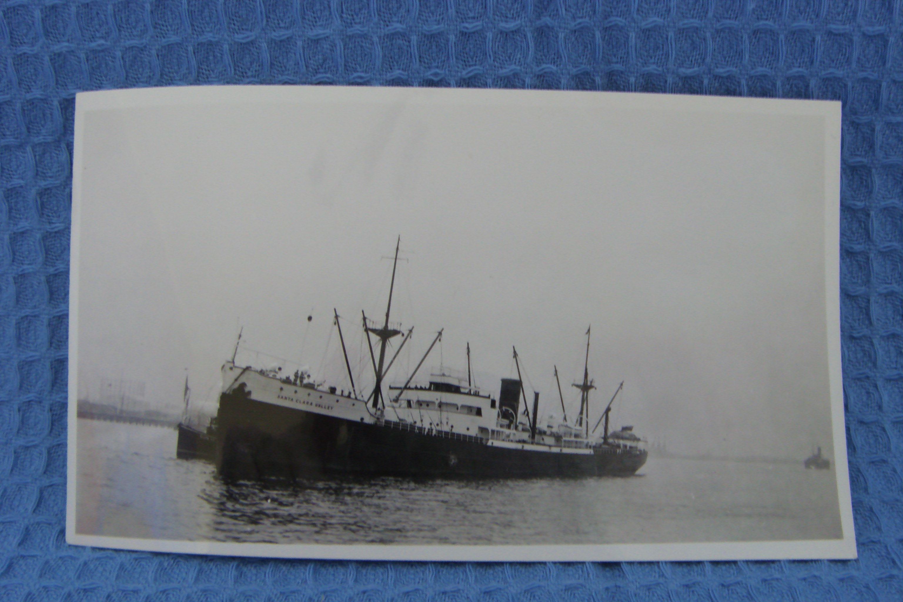 B/W PHOTOGRAPH OF THE VALLEY JOHNSON LINE VESSEL SANTA CLAVER