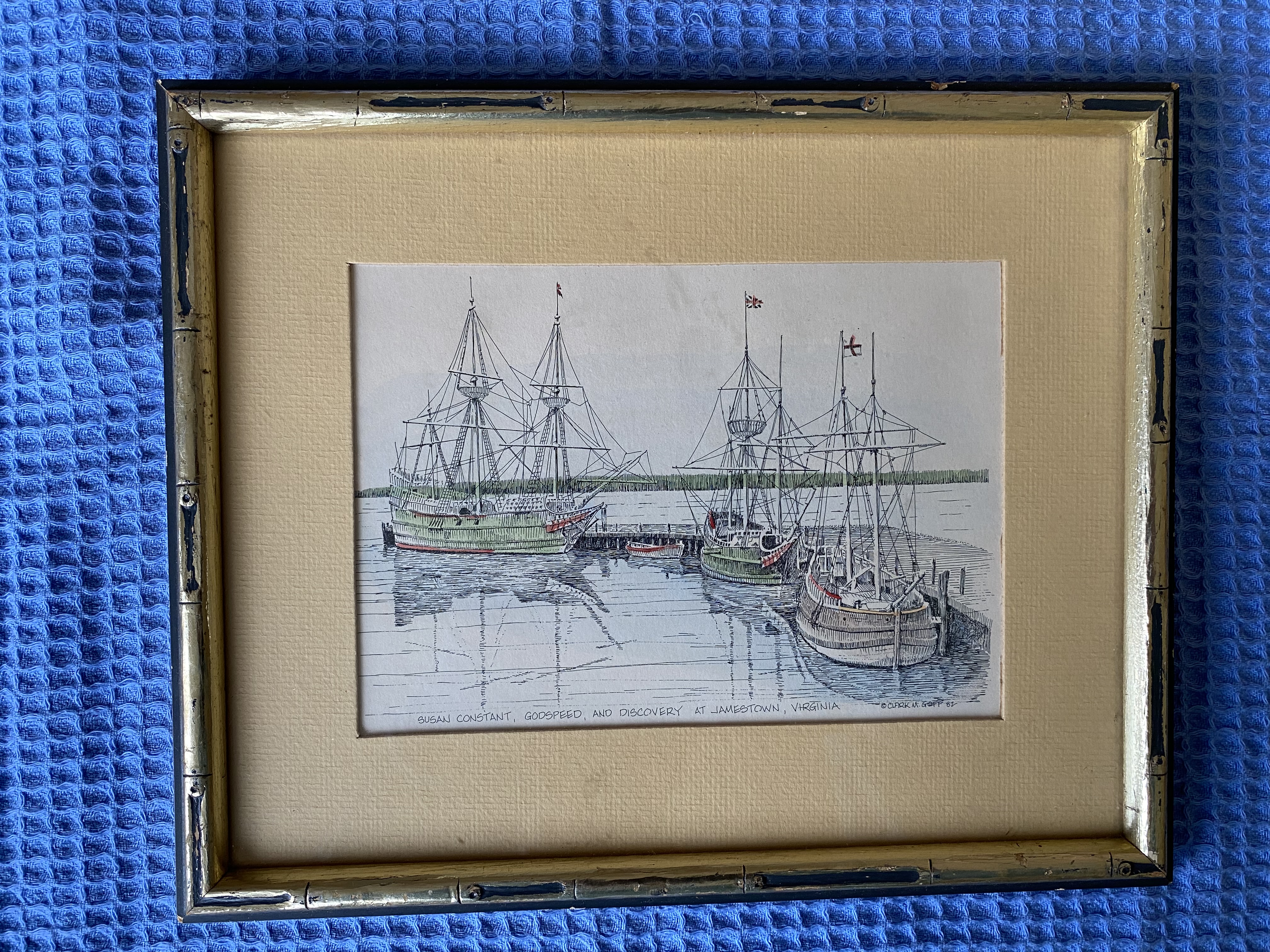 AN EARLY FRAMED COLOUR PRINT OF THE 3 SAILING VESSELS AT PORT IN JAMESTOWN, VIRGINIA, USA